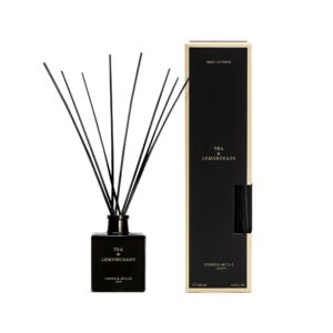 La forma más elegante de perfumar tu hogar de manera continua. Este mikado de Cerería Mollá 1899 difunde su fragancia de forma constante, creando un ambiente fresco, equilibrado y agradable. ¿A qué huele? A notas frescas de lemongrass con matices de té verde y un fondo suave herbal. Notas olfativas: Salida: Lemongrass y notas cítricas. Corazón: Té verde. Fondo: Verbena y notas herbales. Cómo usarlo: Introduce las varillas en el frasco para que absorban la fragancia. Gíralas cada pocos días para mantener la intensidad del aroma. En Templo Ikigai seleccionamos fragancias que transforman el ambiente en una experiencia sensorial.