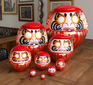 Amuleto japonés Daruma rojo, símbolo de suerte, perseverancia y propósitos cumplidos
