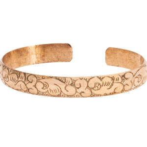 Pulsera de cobre beneficios grabada a mano con diseño tibetano, hecha en Nepal, ideal para bienestar y equilibrio energético