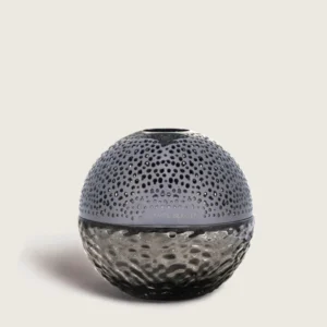 Lámpara catalítica Astra Gravity Negra de Maison Berger purificando y decorando un rincón del hogar con elegancia