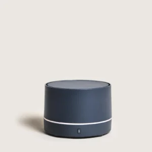 Difusor nómada gris Maison Berger portátil y recargable con fragancia Poussière d’Ambre
