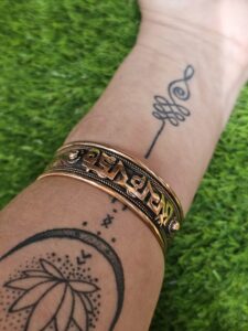 pulsera cobre tibetana grabada mantra om mani padme hum artesanal Nepal Templo Ikigai
