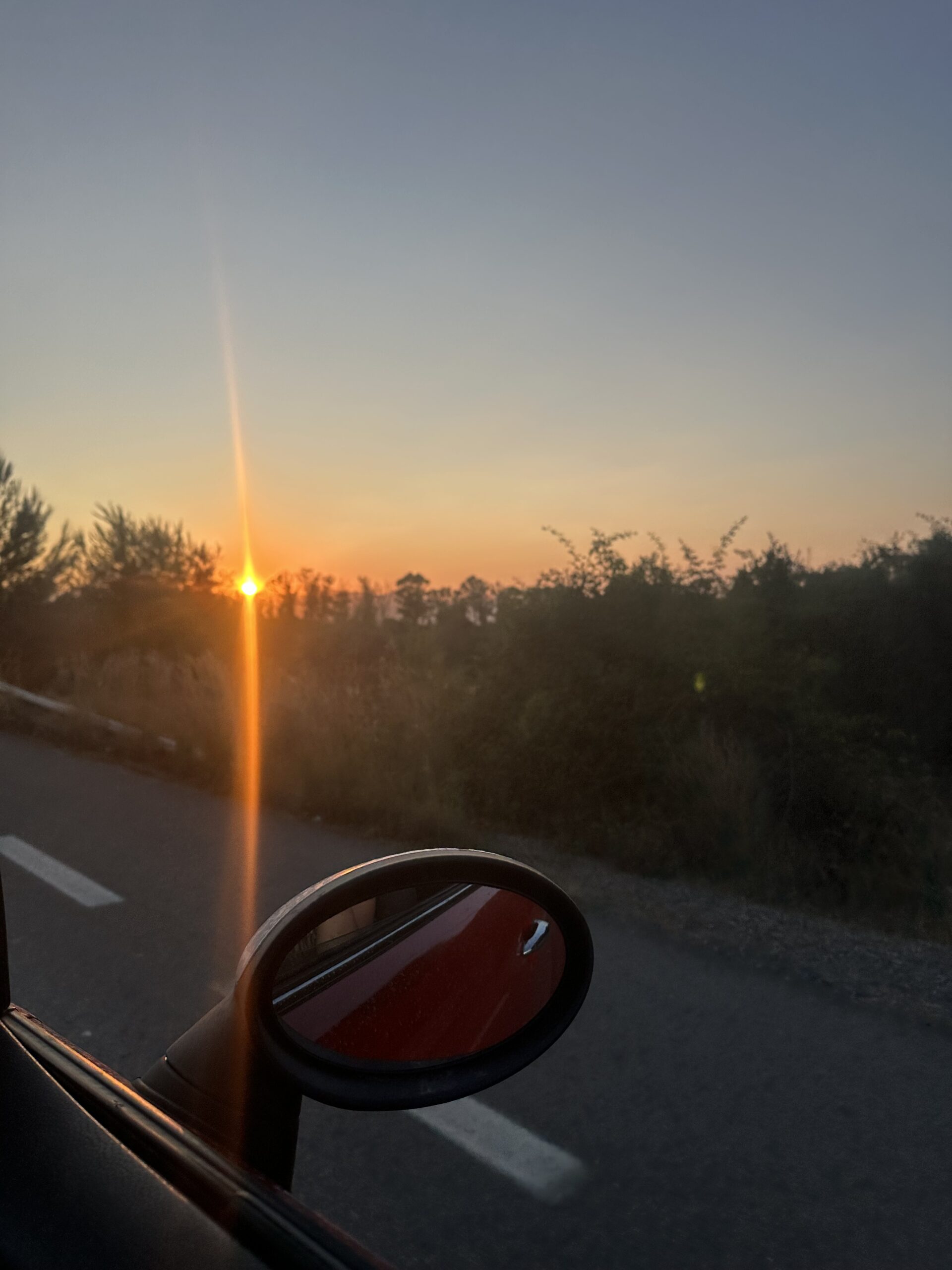 Conectar con lo esencial: atardecer desde el coche, momento de calma y presencia – Templo Ikigai