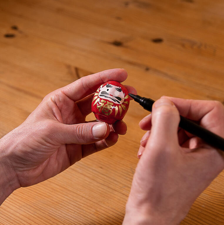 daruma rojo propositos pintando ojo