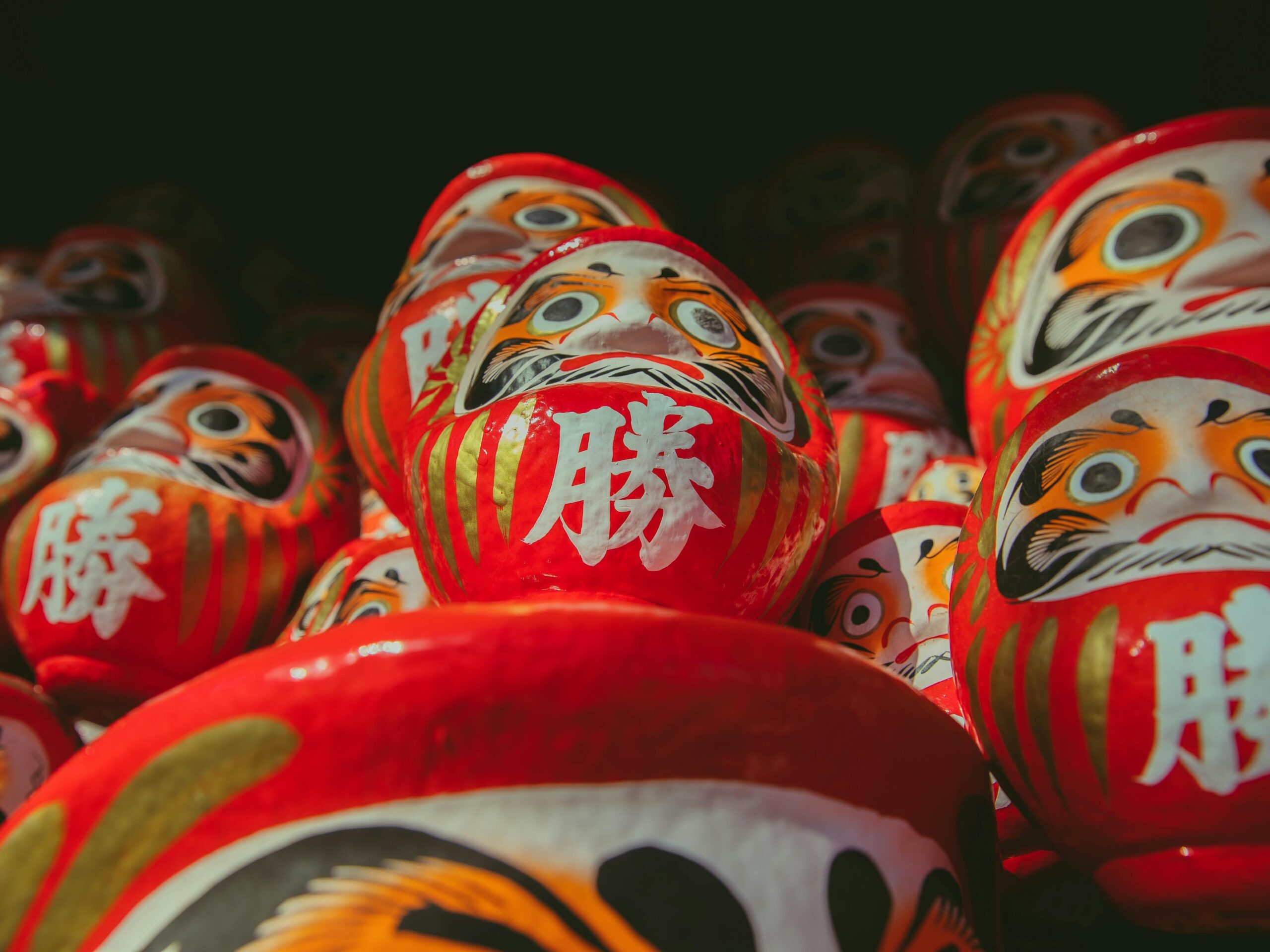 Daruma japonés rojo, símbolo tradicional de perseverancia y propósito, utilizado para fijar metas y representar la filosofía de levantarse tras cada caída.