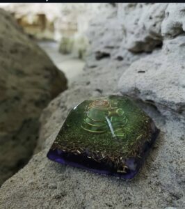 Orgonita artesanal con símbolos y minerales para equilibrio energético