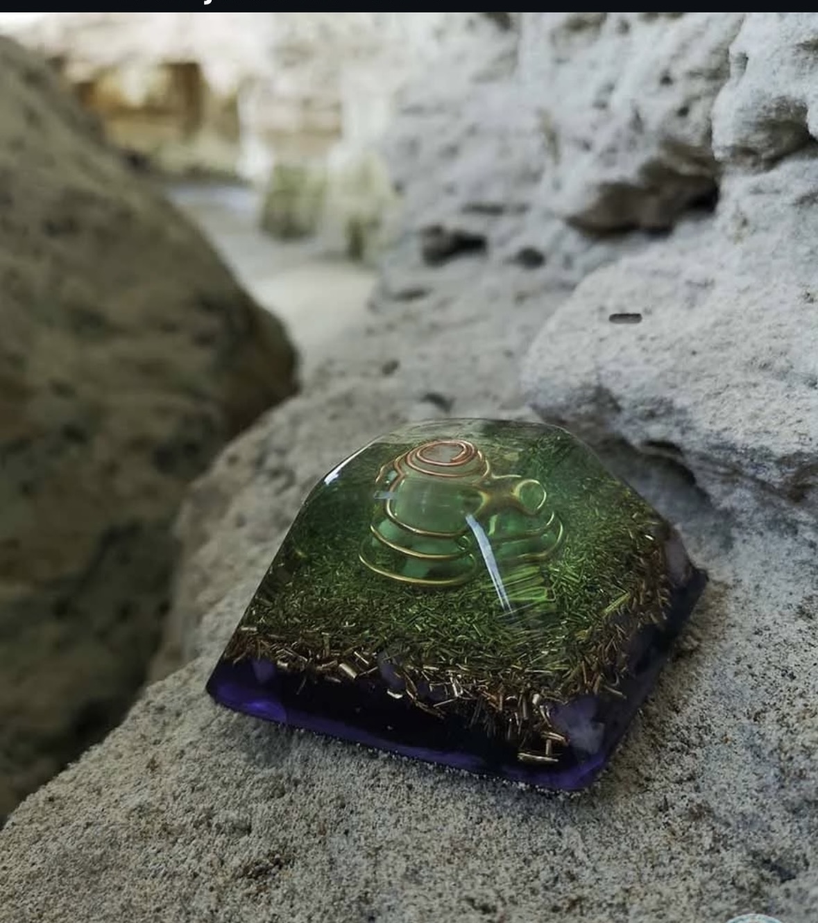 Orgonita artesanal con símbolos y minerales para equilibrio energético