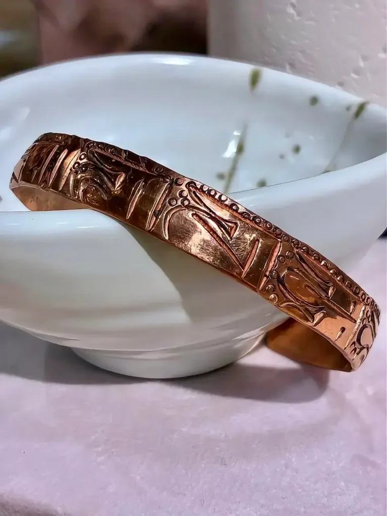 pulsera de cobre tibetana grabada a mano en Nepal con cobre 99% pureza Templo Ikigai