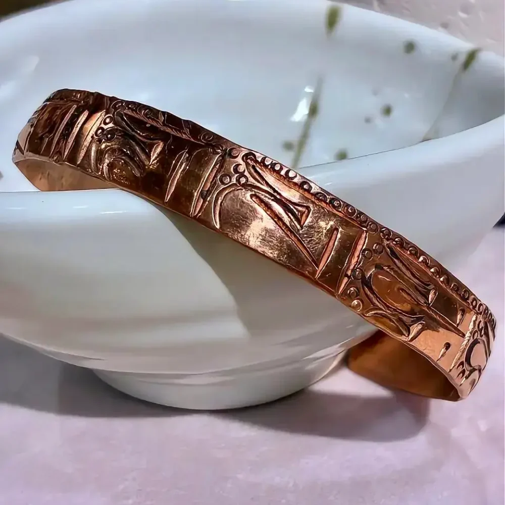 pulsera de cobre tibetana grabada a mano en Nepal con cobre 99% pureza Templo Ikigai